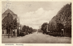 14739 Gezicht in de Nieuweweg met bebouwing en loofbomen te Veenendaal uit het zuidoosten; met links de winkel van ...